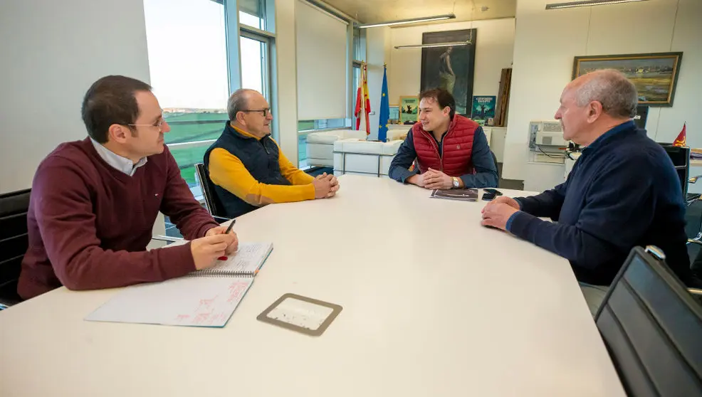 El consejero de Industria, Javier López Marcano, mantiene una reunión con representantes de Mecánicas Brañosera y estudiar un proyecto para abrir una nueva industria en las instalaciones de Forjas de Cantabria
