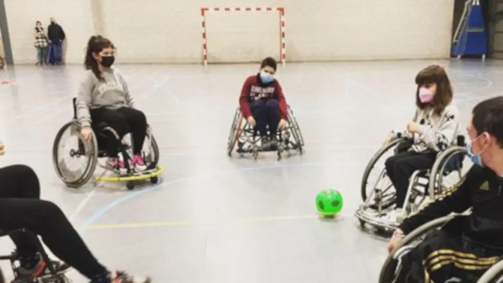 Jóvenes en la escuela de deporte base adaptado