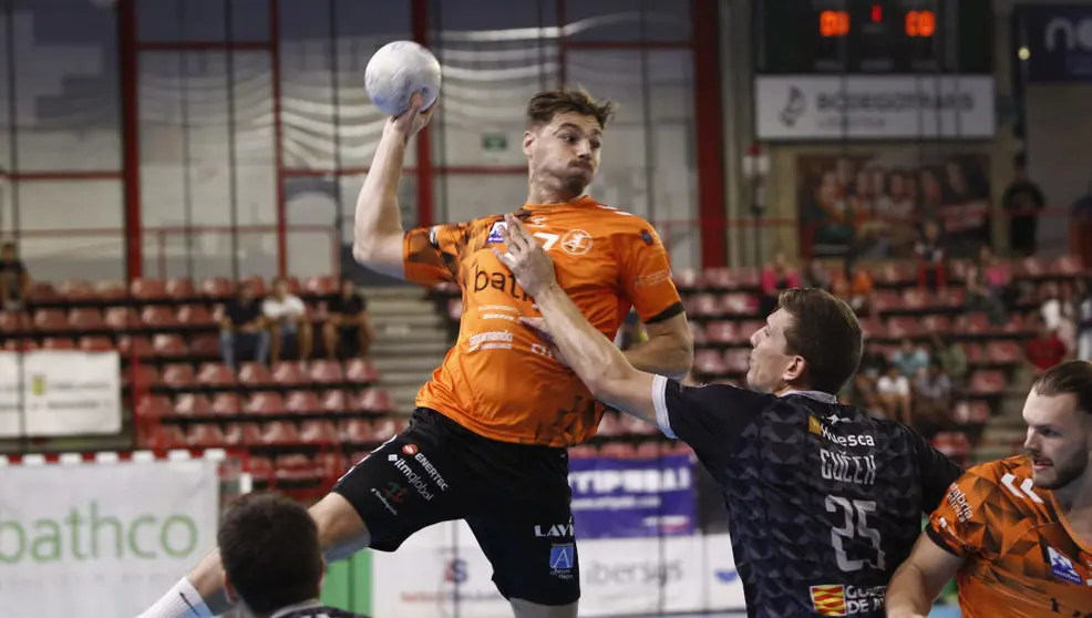 Fabri Casanova en el último duelo entre BM Torrelavega y Bada Huesca | Foto- BM Torrelavega