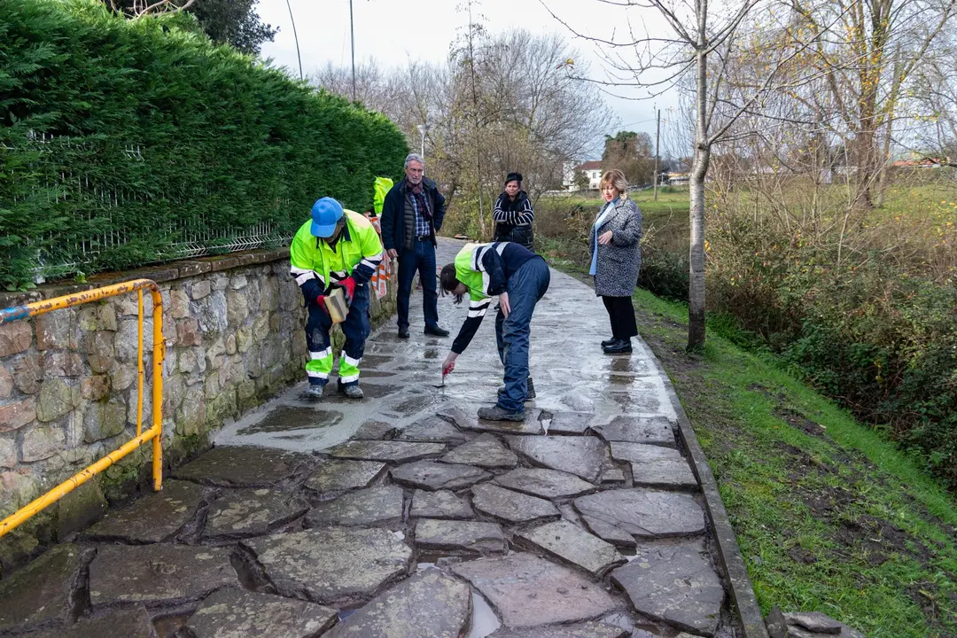 Visita a las obras de reparaci&oacute;n del camino peatonal junto al r&iacute;o Cabo que realizan operarios de Corporaciones Locales