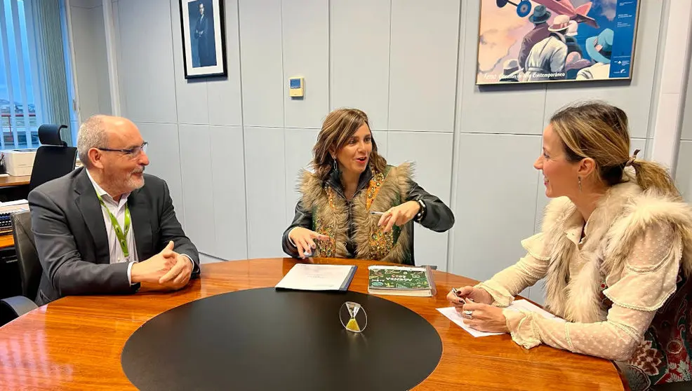 De izquierda a derecha- El director del aeropuerto 'Seve Ballesteros', Bienvenido Rico; la consejera de Presidencia, Paula Fernández, y la directora general de Interior, Jezabel Morán