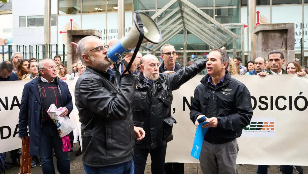 Un miembro del sindicato médico de Santander Óscar Ortiz (i) con un megáfono y otro miembro del sindicato médico Santiago Raba (d), durante la concentración de médicos de Atención Primaria