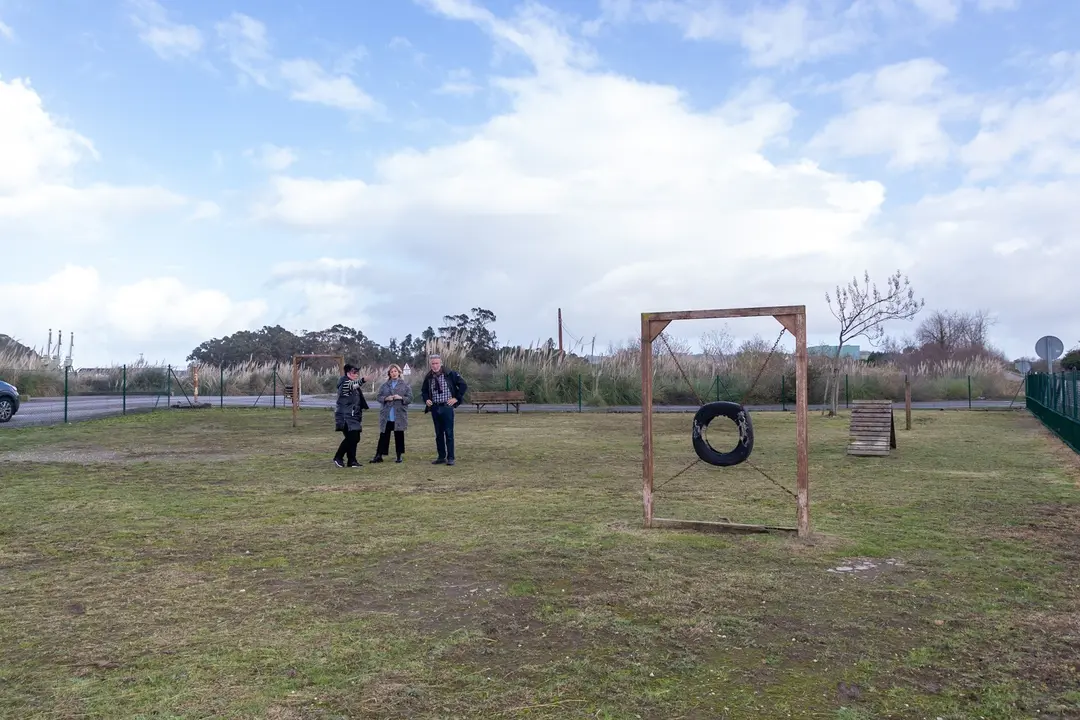 Visita de la alcaldesa y concejales al parque canino de Requejada