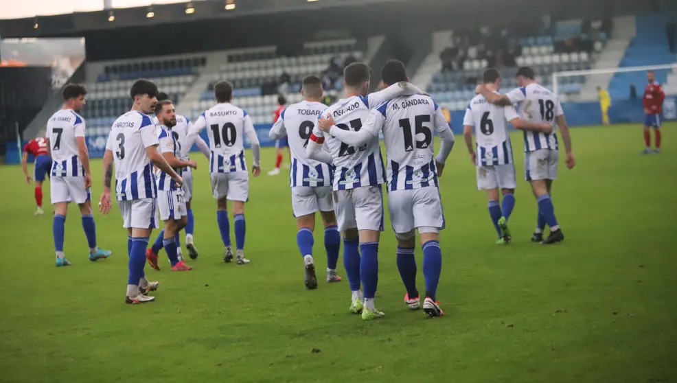 Los jugadores de la RS Gimnástica celebrando el tanto de la victoria | Foto- Néstor Revuelta Zarzosa