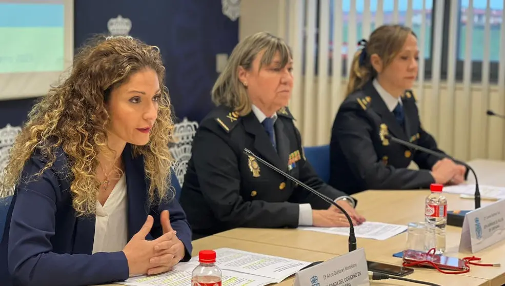 La delegada del Gobierno en Cantabria, Ainoa Quiñones; la jefa superior de la Policía Nacional en Cantabria, María del Carmen Martínez, y la de la Brigada Provincial de la Policía Judicial, María Paz López