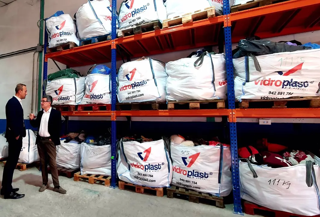 El alcalde, Javier L&oacute;pez Estrada, y el concejal de Aguas Torrelavega, Pedro P&eacute;rez Noriega, en el dep&oacute;sito de recogida textil