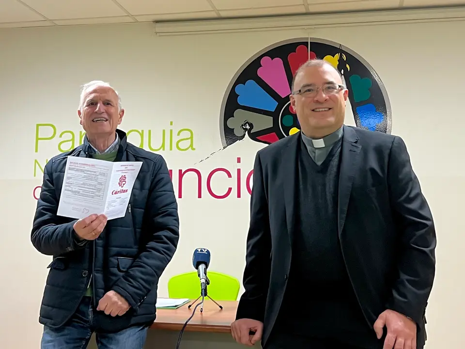 El p&aacute;rroco de la Virgen Grande, Jes&uacute;s Casanueva, y el coordinador arciprestal de C&aacute;ritas en Torrelavega, Rufino Casta&ntilde;eda