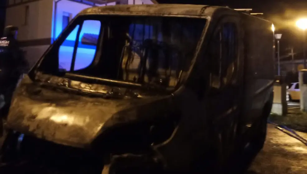 Estado de la furgoneta | Foto- Bomberos de Castro Urdiales