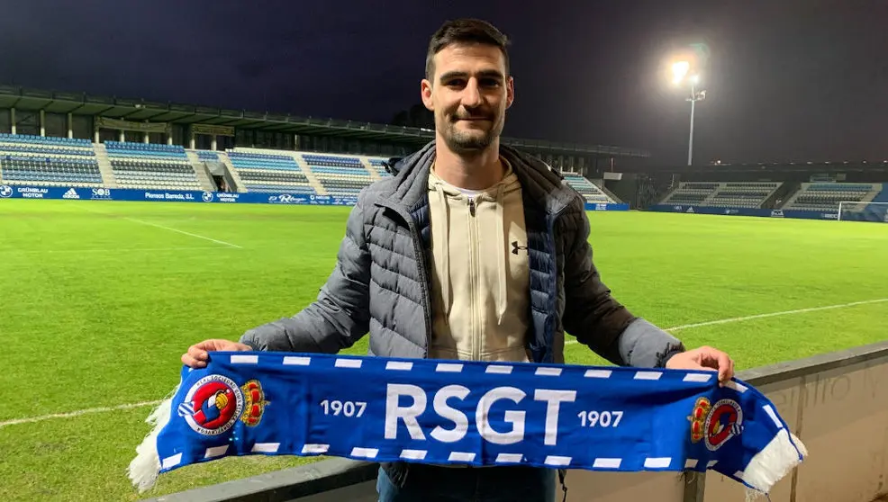 Dani Sotres posa con sus nuevos colores | Foto- RS Gimnástica