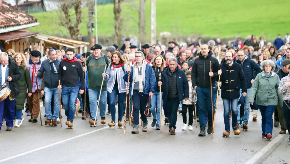 La tradicional subida en albarcas a La Montaña por la festividad de San Blas en Torrelavega