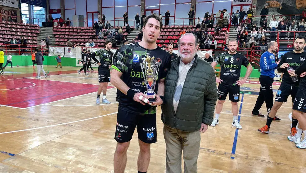 Entrega de trofeos en la que aparecen Borja Lombilla y Antonio Gómez, capitán y presidente del Bathco BM Torrelavega | Foto- BM Torrelavega