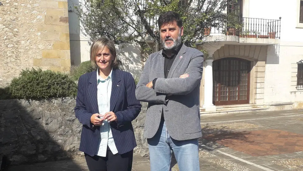 Esther Bolado y Héctor Lavín, tras la presentación del acuerdo de investidura en Camargo