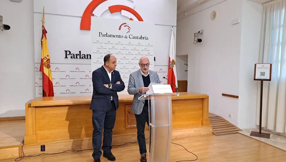 El portavoz de Ciudadanos, Félix Álvarez, y el concejal de Cs en el Ayuntamiento de Torrelavega, Julio Ricciardiello