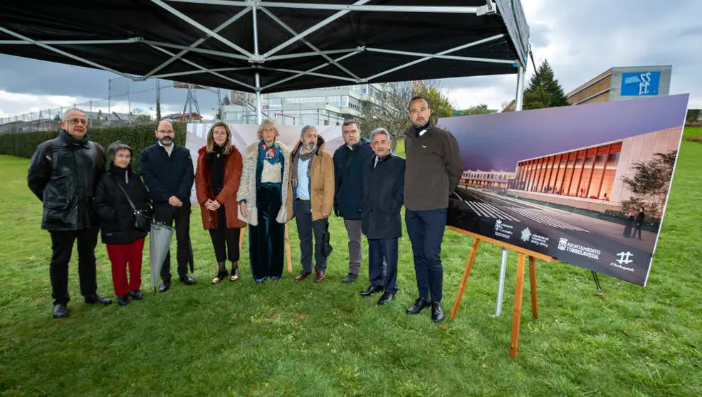 Foto de familia de las autoridades presentes junto con los arquitectos adjudicatarios de la redacción del proyecto