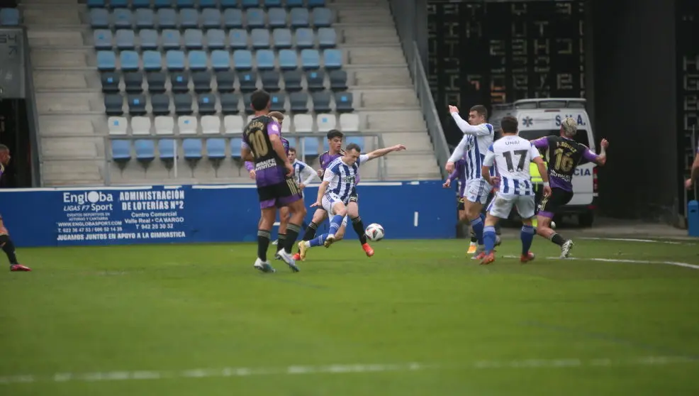 Un instante del encuentro entre la RS Gimnástica y el Valladolid Promesas