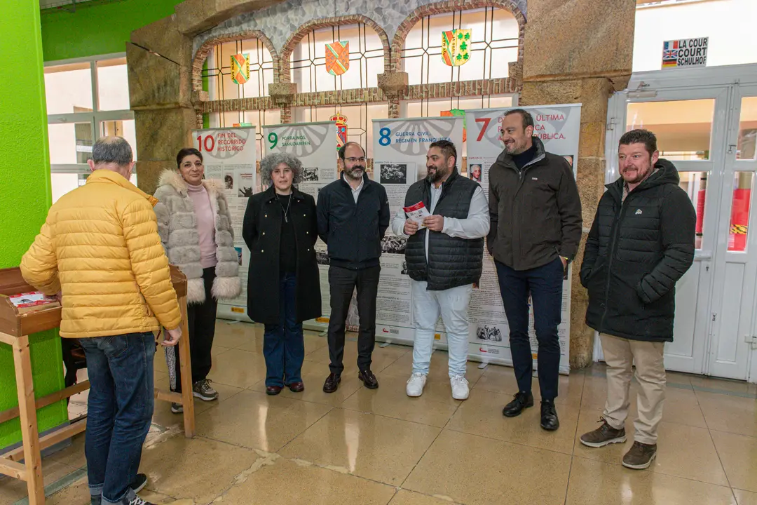 El IES Marqu&eacute;s de Santillana de Torrelavega inaugura la exposici&oacute;n itinerante 'Historia y cultura del pueblo gitano'