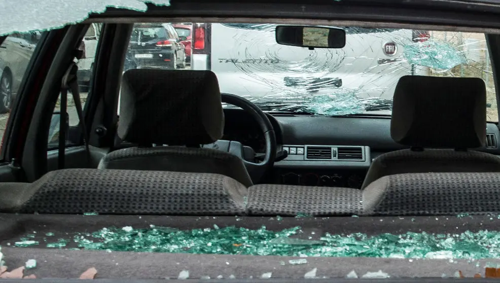 La luna de un vehículo rota