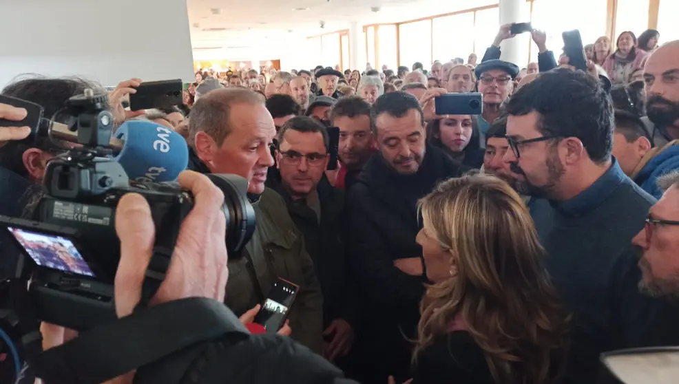 Trabajadores de Aspla conversan con Yolanda Díaz antes de su acto en Santander | Foto- edc
