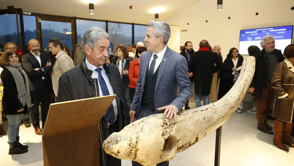 El presidente de Cantabria, Miguel Ángel Revilla; el vicepresidente y consejero de Universidades, Igualdad, Cultura y Deporte, Pablo Zuloaga, y varios consejeros inauguran la exposición &lsquo;La dama roja&rsquo;.