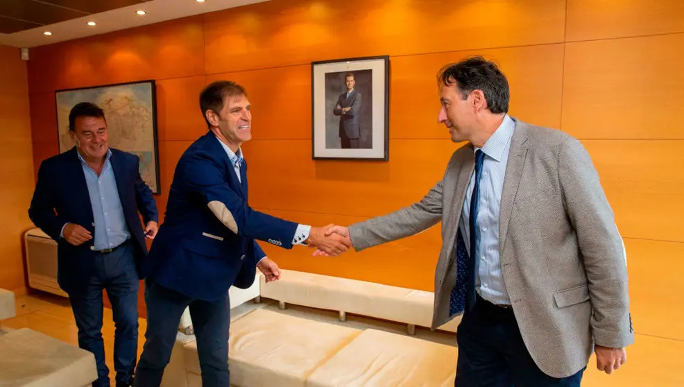 El presidente de CEOE-Cepyme, Enrique Conde, y el consejero de Obras Públicas, Ordenación del Territorio y Urbanismo, José Luis Gochicoa en una foto de archivo