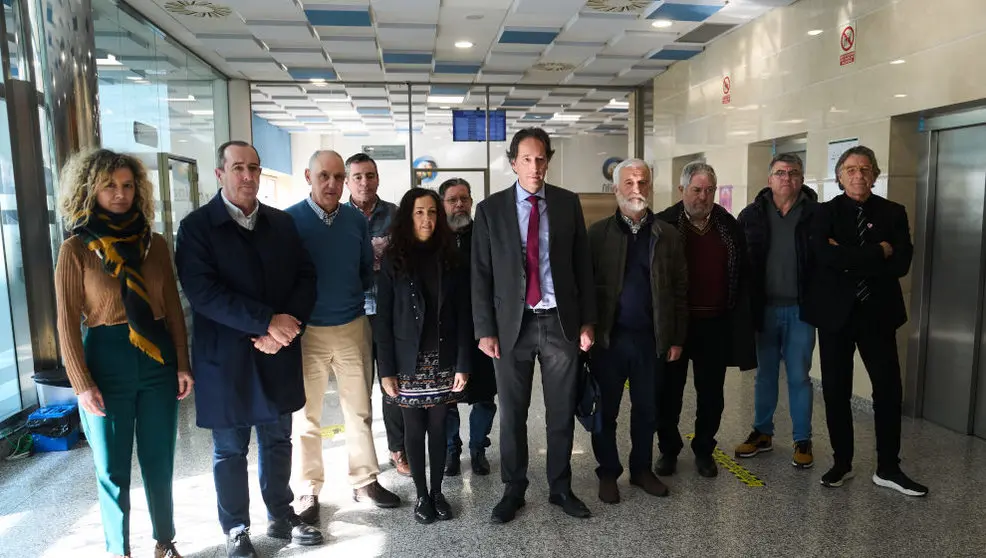 El exconsejero de Obras Públicas José Luis Gochicoa posa a su llegada para ofrecer una rueda de prensa tras su dimisión aceptada sobre la trama de contratos de Carreteras