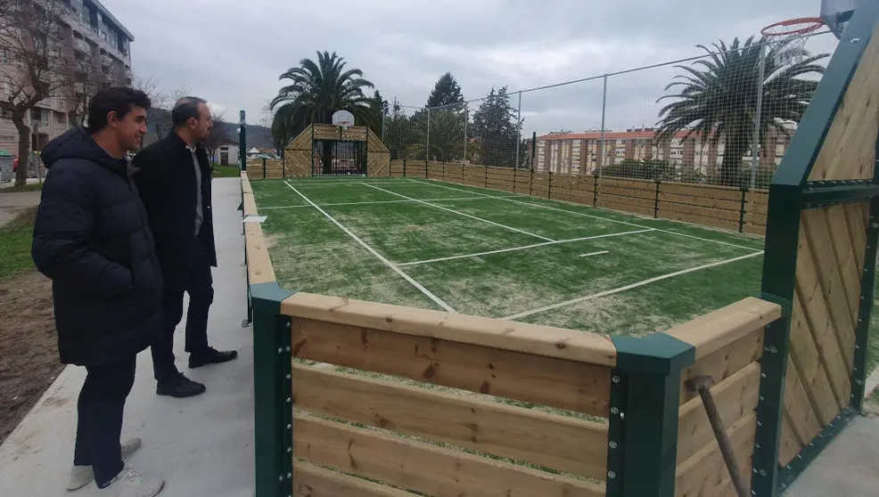 El alcalde, Javier López Estrada, y el concejal de Deportes, Nacho González, visitan la nueva pista de la Plaza de las Autonomías