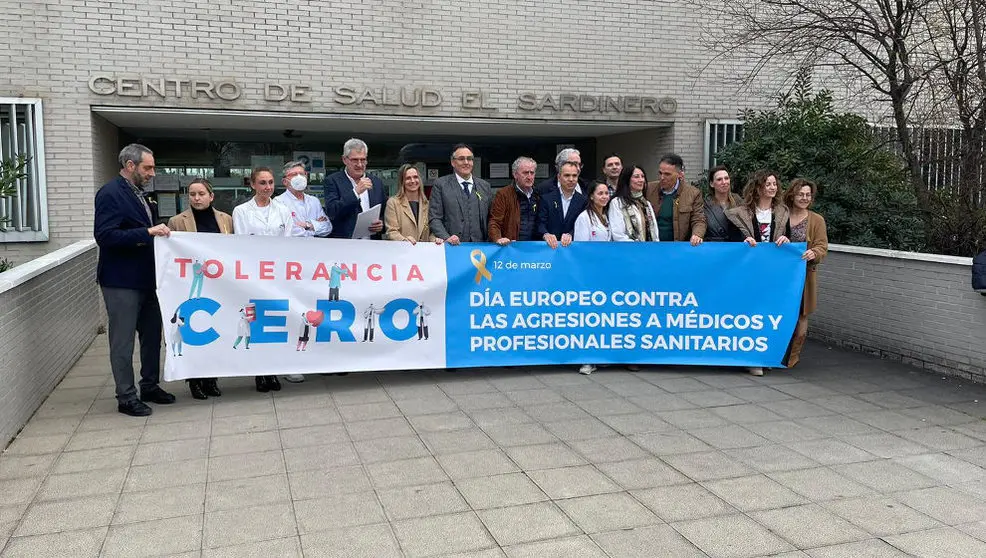Concentración por las agresiones a médicos en el Centro de Salud de El Sardinero