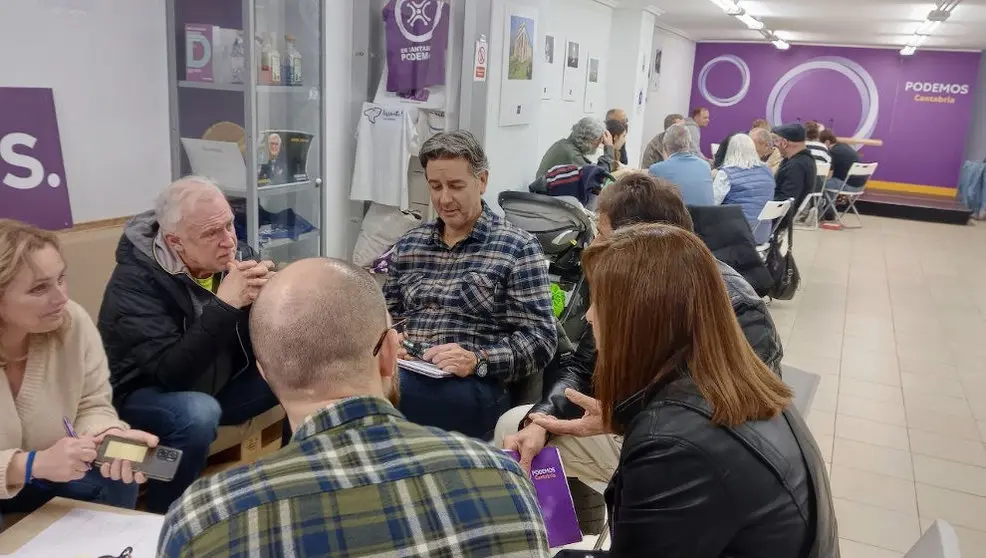Podemos e IU recogen decenas de propuestas que pondrán %22al servicio de Cantabria%22