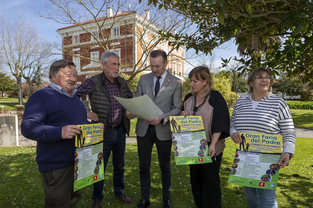 El consejero de Desarrollo Rural, Ganader&iacute;a, Pesca, Alimentaci&oacute;n y Medio Ambiente, Guillermo Blanco (centro), y la alcaldesa de Polanco, Rosa D&iacute;az (segunda por la izda) en la presentaci&oacute;n del cartel de la III Gran Feria del Padre del municipio