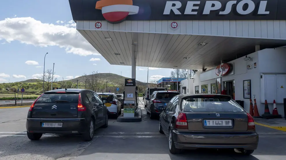Varios coches repostan en una gasolinera