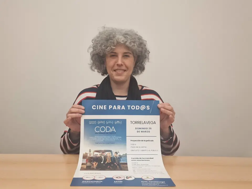 La concejala de Sanidad, Laura Romano, con el cartel de la proyecci&oacute;n de 'CODA: Los sonidos del silencio'