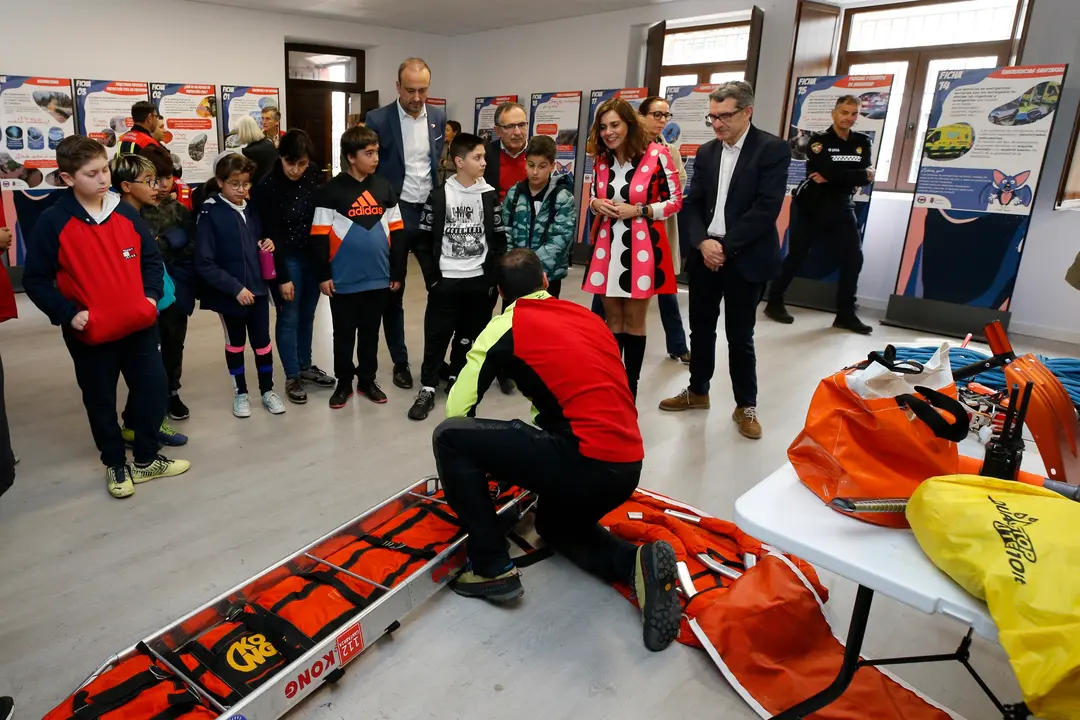 Alumnos de Primaria de Torrelavega participan en el programa de formaci&oacute;n de protecci&oacute;n civil y emergencias