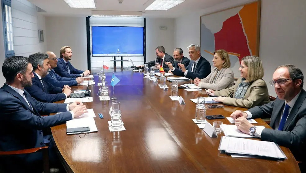 Asistentes a la Comisión de Seguimiento de Cercanías de Asturias y Cantabria, celebrada en Oviedo