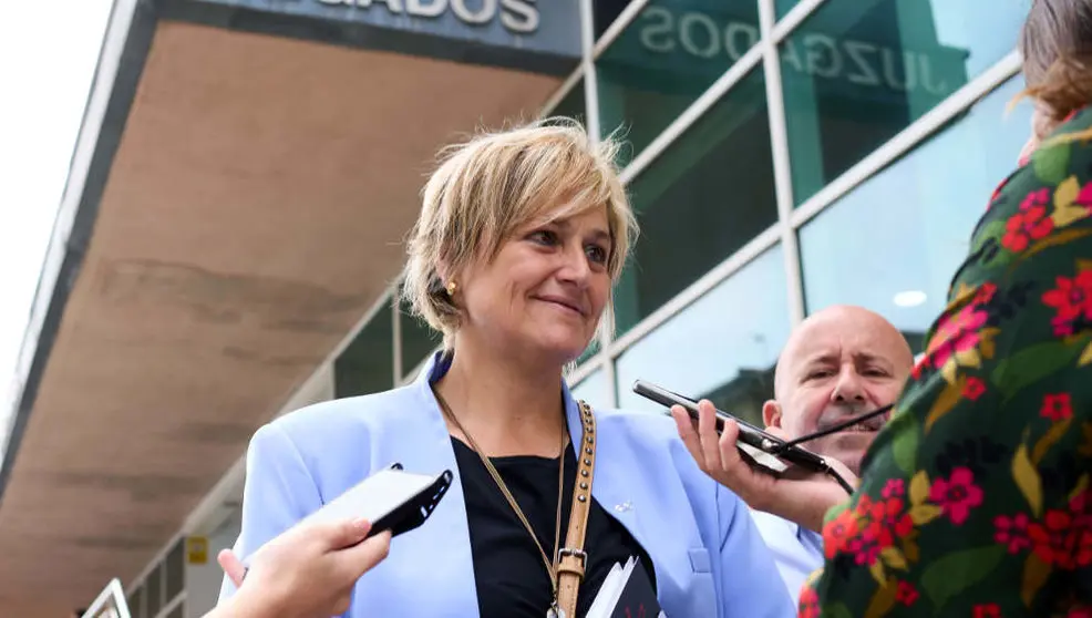Imagen de archivo de la alcaldesa de Camargo, Esther Bolado, con los medios tras declarar en el Juzgado de Instrucción número 4 de Santander, a 7 de junio de 2022