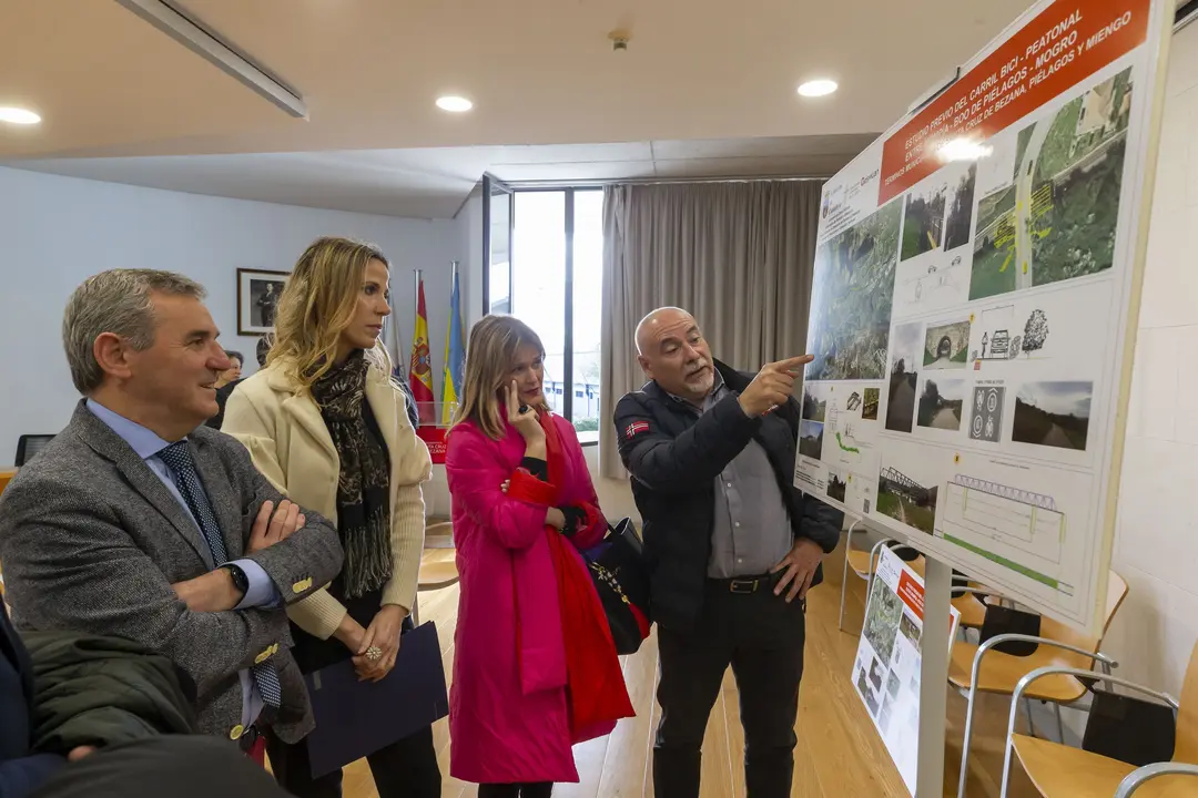La consejera de Obras P&uacute;blicas, Jezabel Mor&aacute;n, presenta el nuevo trazado de carril bici que unir&aacute; los municipios de Santa Cruz de Bezana, Pi&eacute;lagos y Miengo