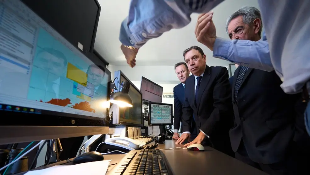 El ministro de Pesca, Luis Planas, y el presidente de Cantabria, Miguel Ángel Revilla, se reúnen con Salvamento Marítimo en Santander