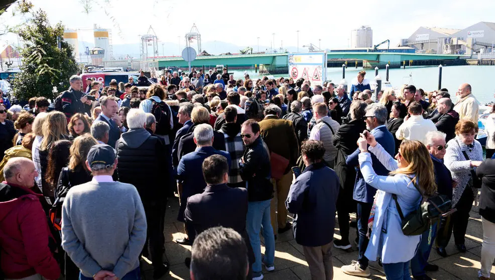 Decenas de personas durante un minuto de silencio por las víctimas del naufragio del 'Vilaboa Uno', en el Barrio Pesquero de Santander FOTO- Juanma Serrano