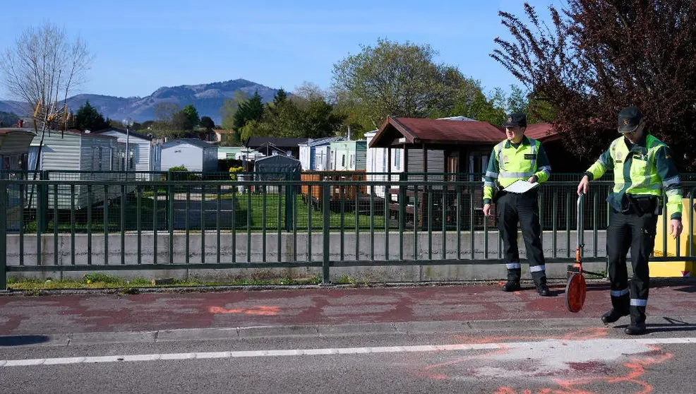 Efectivos de la Guardia Civil haciendo mediciones en el lugar del atropello, delante del camping Somo Parque de Suesa
