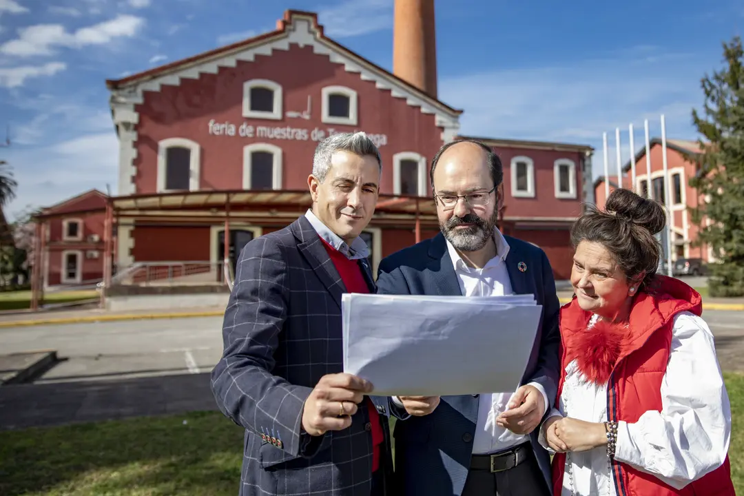 El vicepresidente y candidato socialista a la Presidencia de Cantabria, Pablo Zuloaga, junto al candidato a la Alcald&iacute;a de Torrelavega, Jos&eacute; Luis Urraca, y a la concejala Esther V&eacute;lez. Foto| Archivo