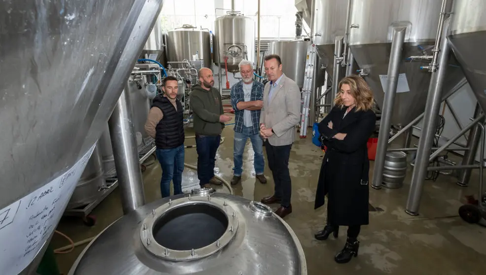  El consejero de Desarrollo Rural, Ganadería, Pesca, Alimentación y Medio Ambiente, Guillermo Blanco, en las instalaciones de la empresa Dougall's 