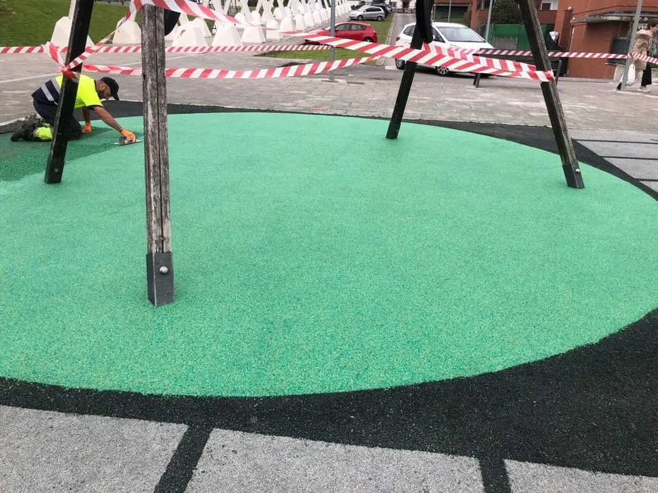 Pi&eacute;lagos comienza el acondicionamiento del parque infantil junto al Consultorio de Parbay&oacute;n