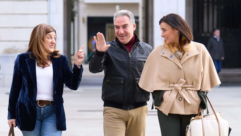 La presidenta autonómica del PP, María José Sáenz de Buruaga, el coordinador general del PP y director de campaña del 28M, Elías Bendodo, y la alcaldesa de Santander, Gema Igual