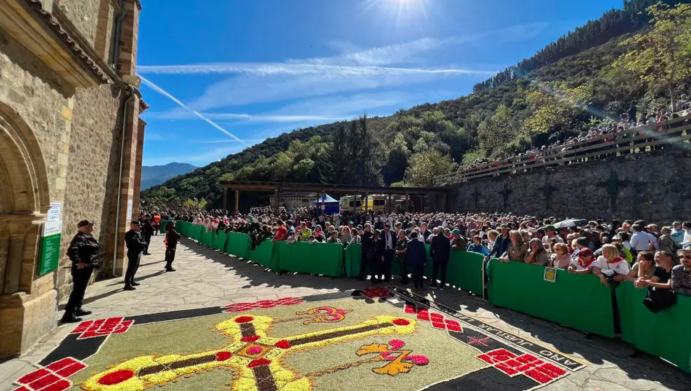 Cientos de personas en las inmediaciones del Monasterio de Santo Toribio | Foto- Gobierno de Cantabria