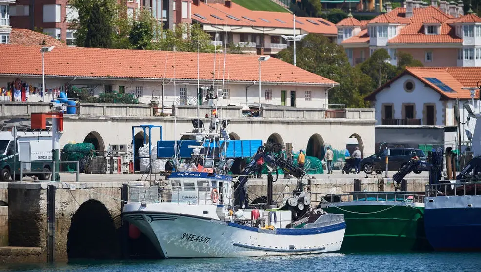 El pesquero 'Novo Xoel' atracado en el puerto de San Vicente de la Barquera tras proeducirse la caía del marinero desaparecido