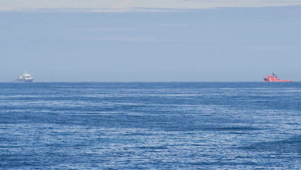 Dos barcos que participan en el dispositivo de búsqueda del barco gallego del que un pescador ha caído al mar y se encuentra desaparecido