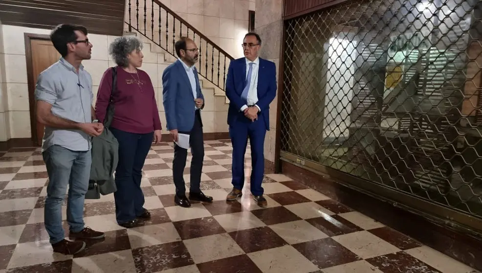 El candidato socialista a la Alcaldía de Torrelavega, José Luis Urraca, y el consejero de Sanidad, Raúl Pesquera