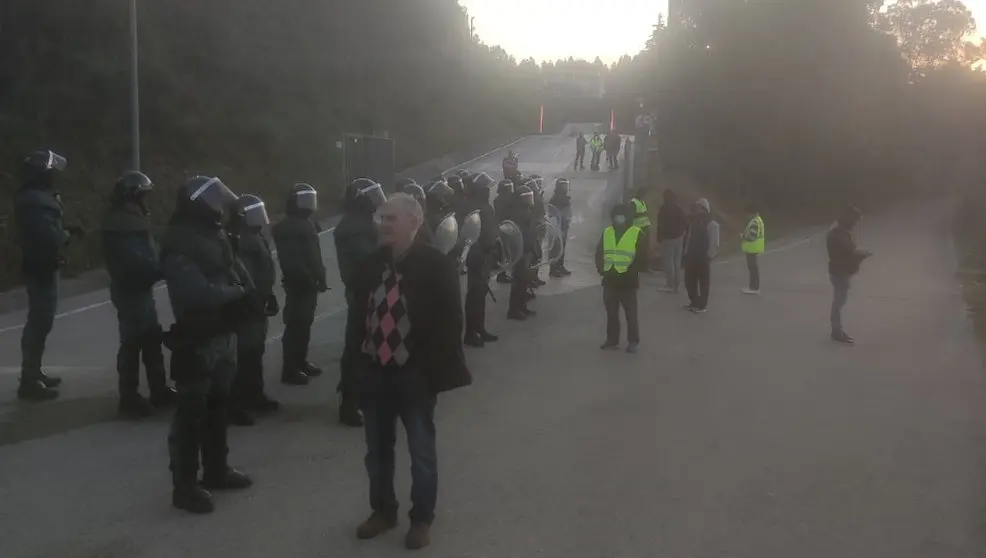 Despliegue policial en el primer día de huelga en la planta de residuos de Meruelo