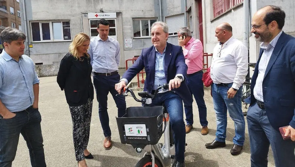 Representantes socialistas del Besaya junto al senador Alfonso Gil