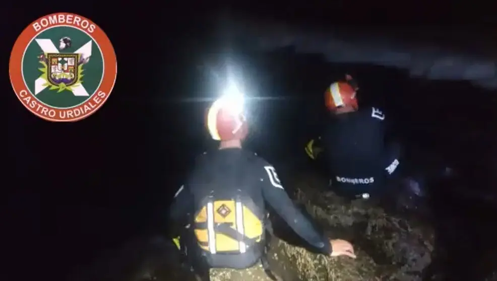 Bomberos realizan labores de búsqueda en el mar tras aparecer unas chanclas y una boya de buceo