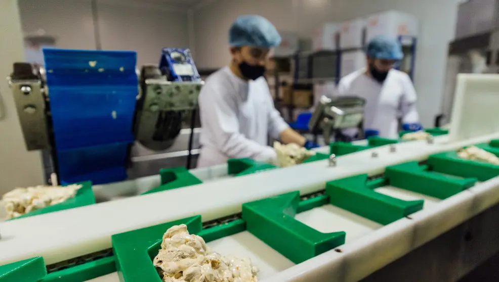 Varios trabajadores en una fábrica